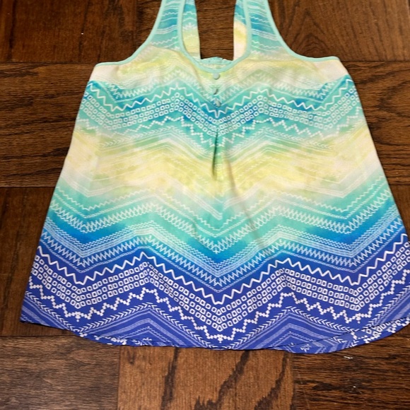 Multicolored Sleeveless Tank Top with Cut Out Detail - Picture 2 of 6